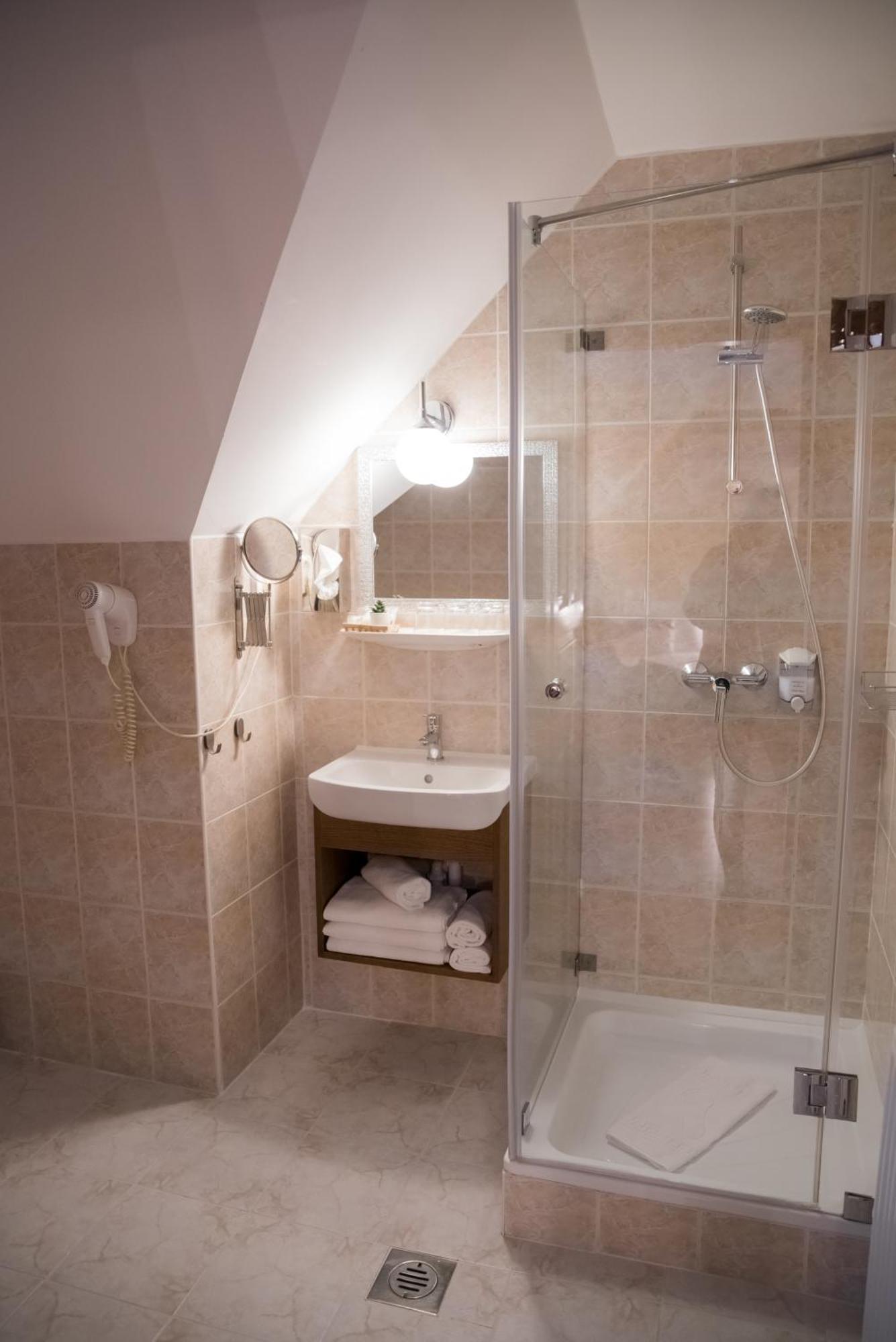 Vinum Hotel Кишкёрёш Экстерьер фото
