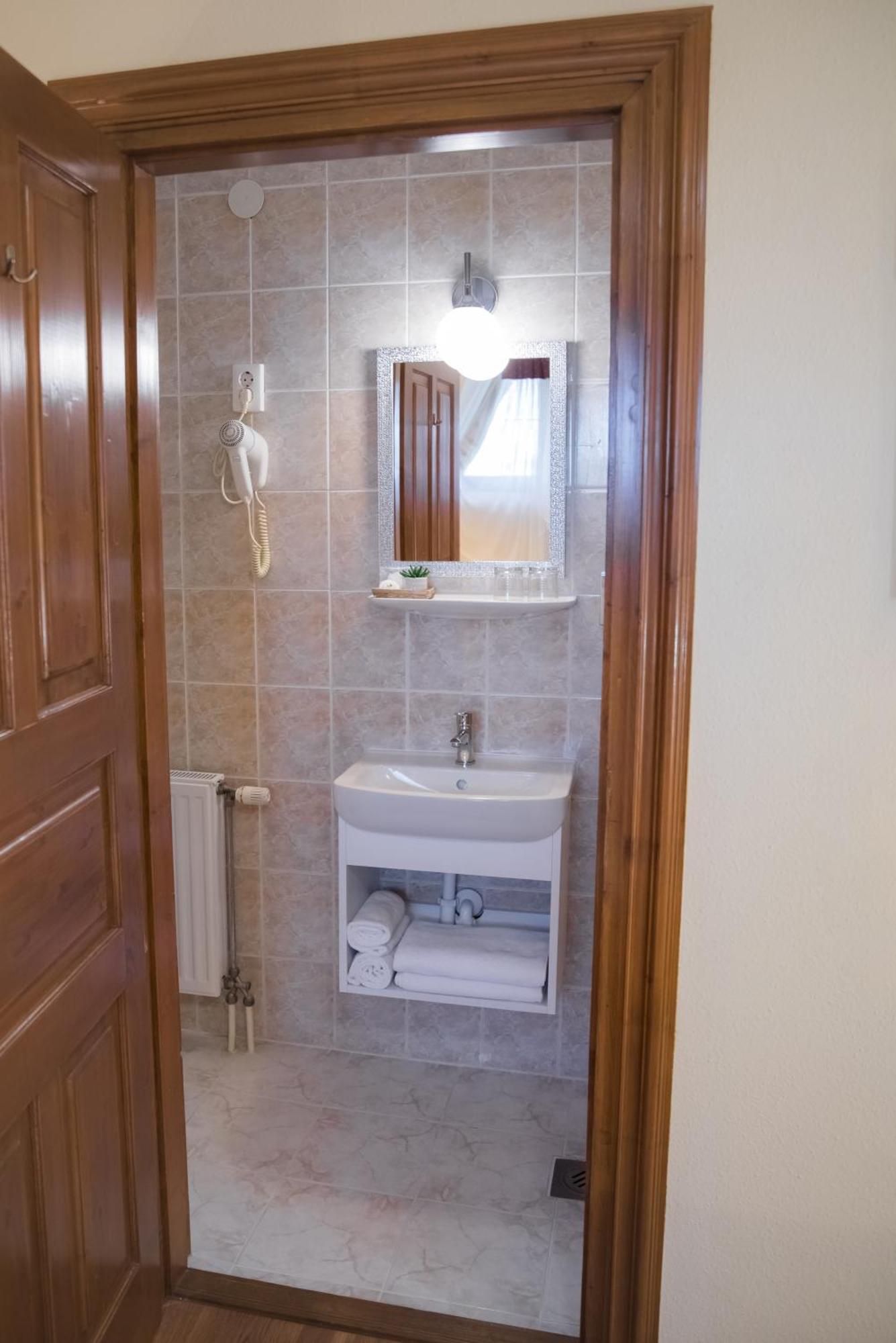 Vinum Hotel Кишкёрёш Экстерьер фото
