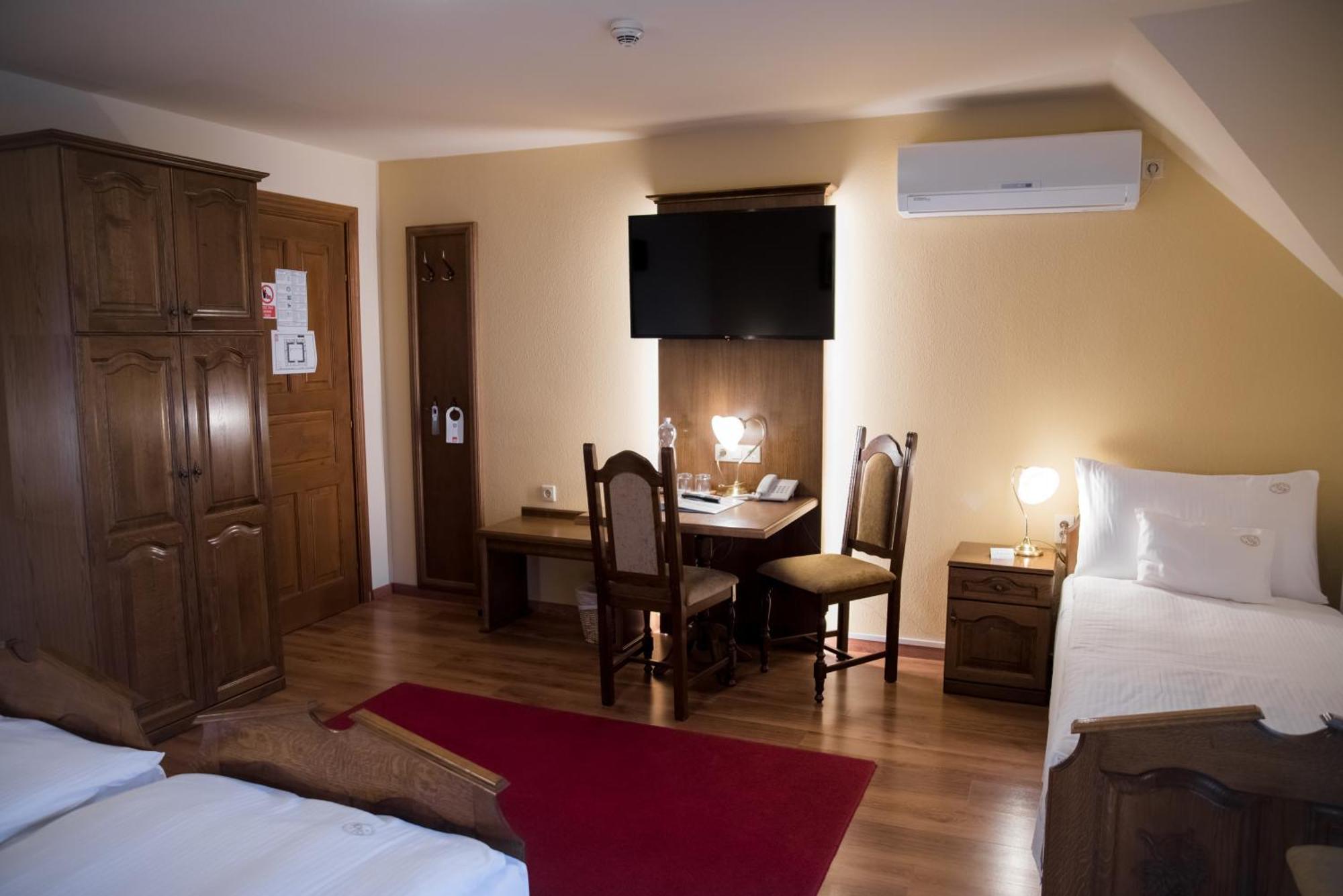 Vinum Hotel Кишкёрёш Экстерьер фото
