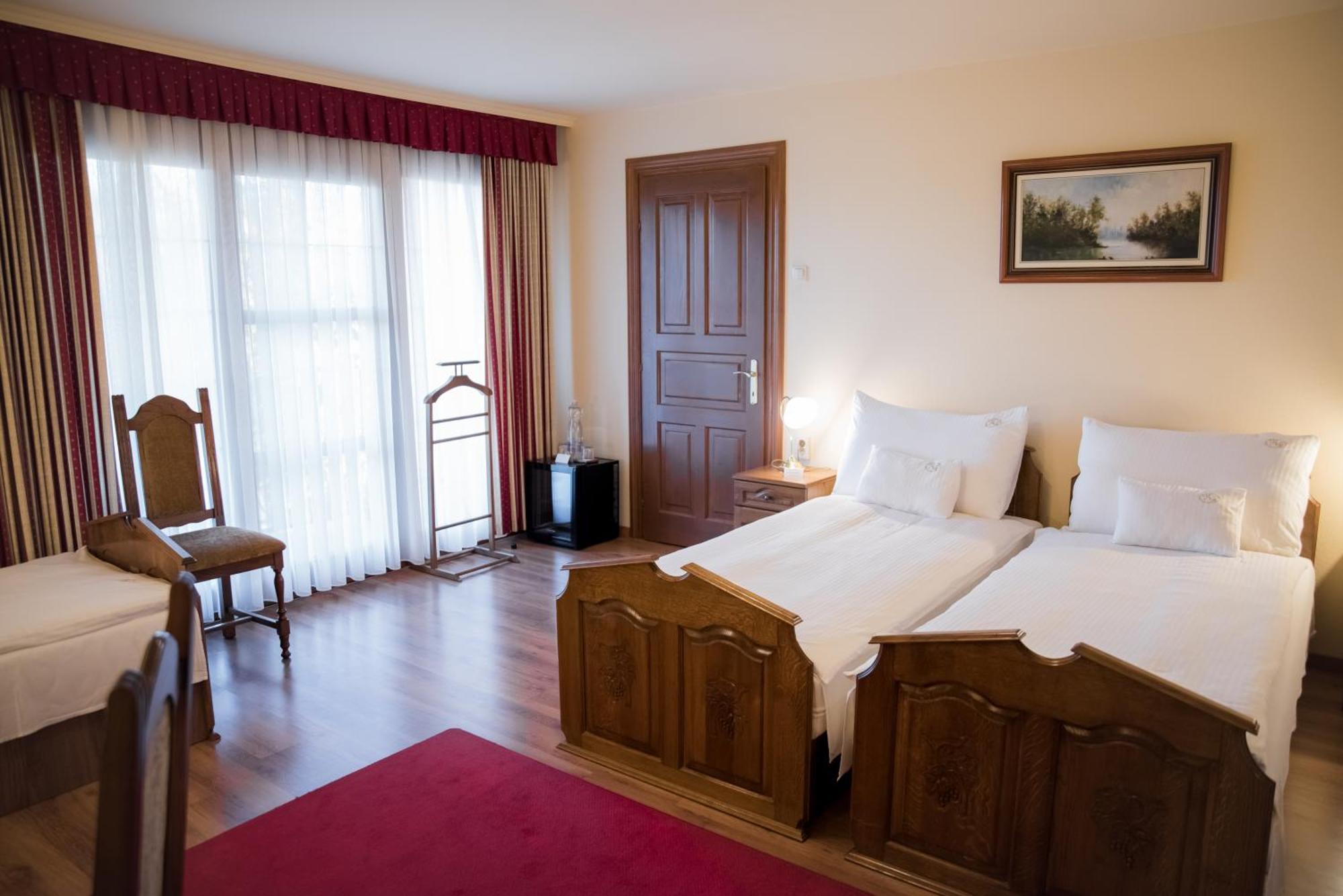 Vinum Hotel Кишкёрёш Экстерьер фото
