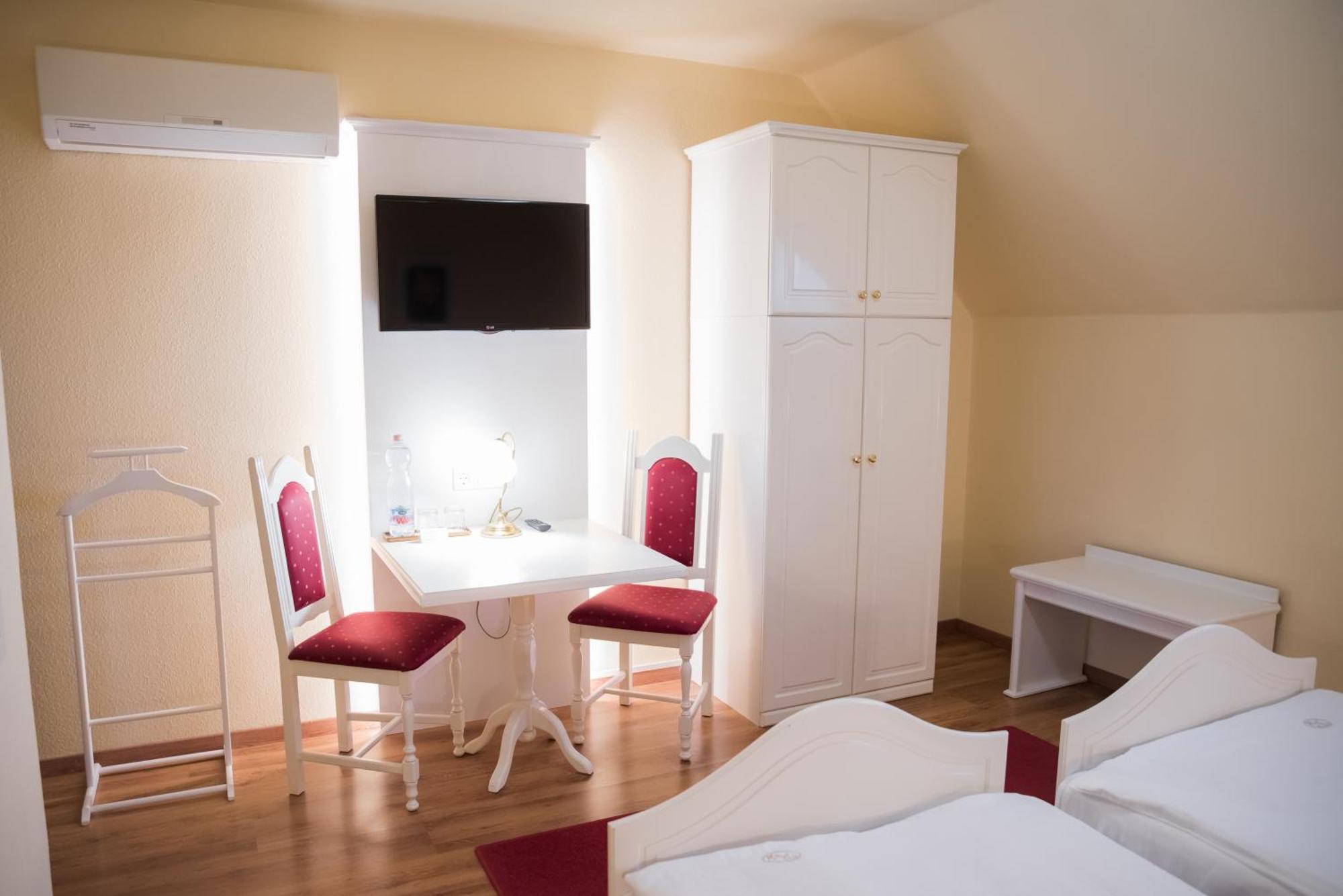 Vinum Hotel Кишкёрёш Экстерьер фото