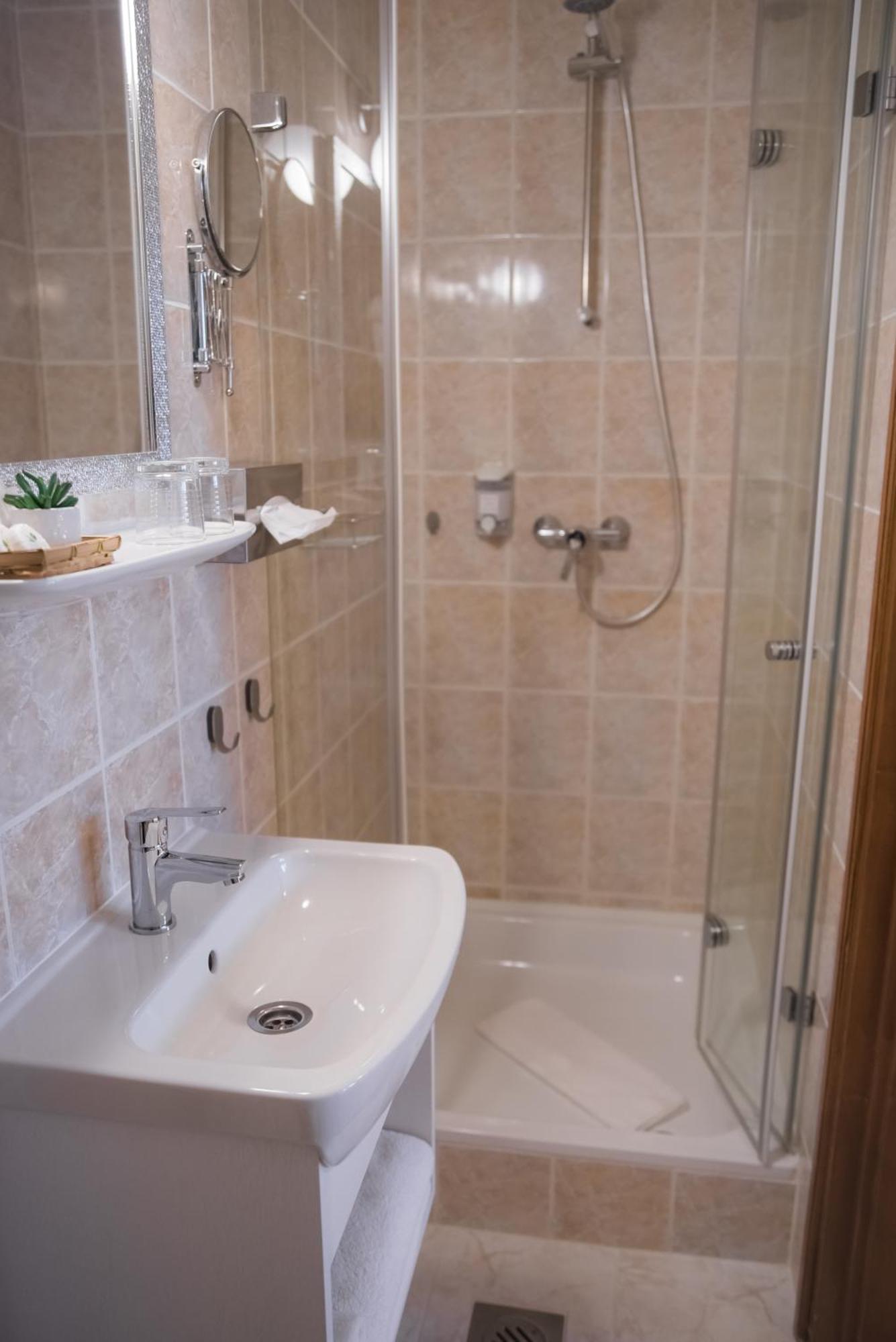 Vinum Hotel Кишкёрёш Экстерьер фото