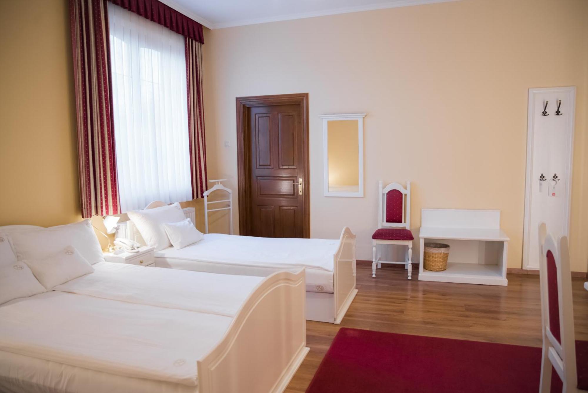 Vinum Hotel Кишкёрёш Экстерьер фото
