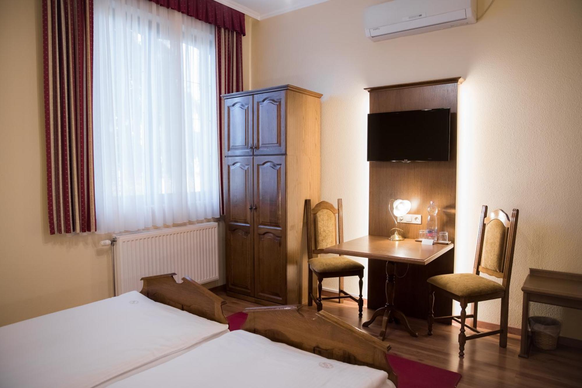 Vinum Hotel Кишкёрёш Экстерьер фото