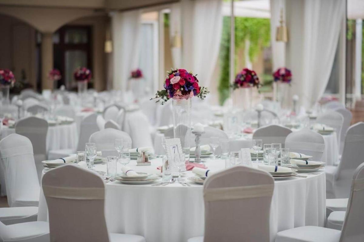 Vinum Hotel Кишкёрёш Экстерьер фото