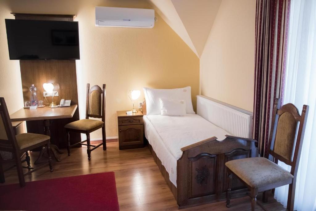 Vinum Hotel Кишкёрёш Экстерьер фото