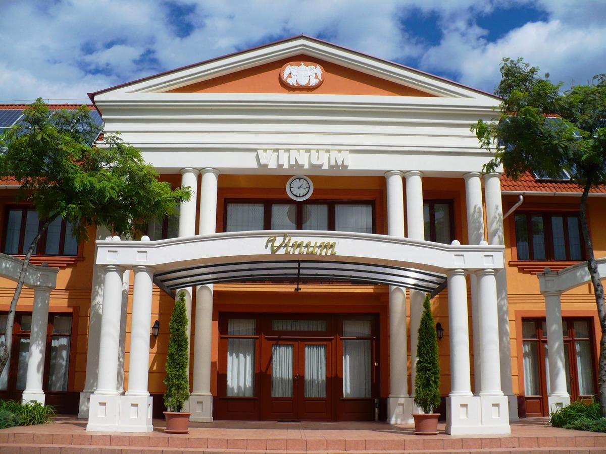 Vinum Hotel Кишкёрёш Экстерьер фото