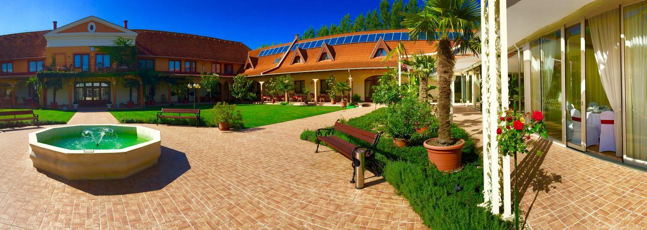 Vinum Hotel Кишкёрёш Экстерьер фото